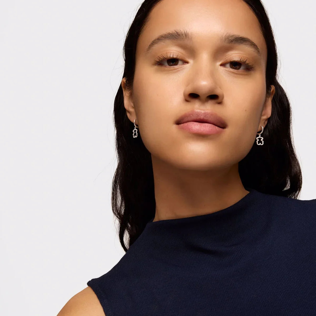 דוגמנית עונדת עגילי כסף מעוצבים CHOZEN, צילום תקריב לאופנה יוקרתית