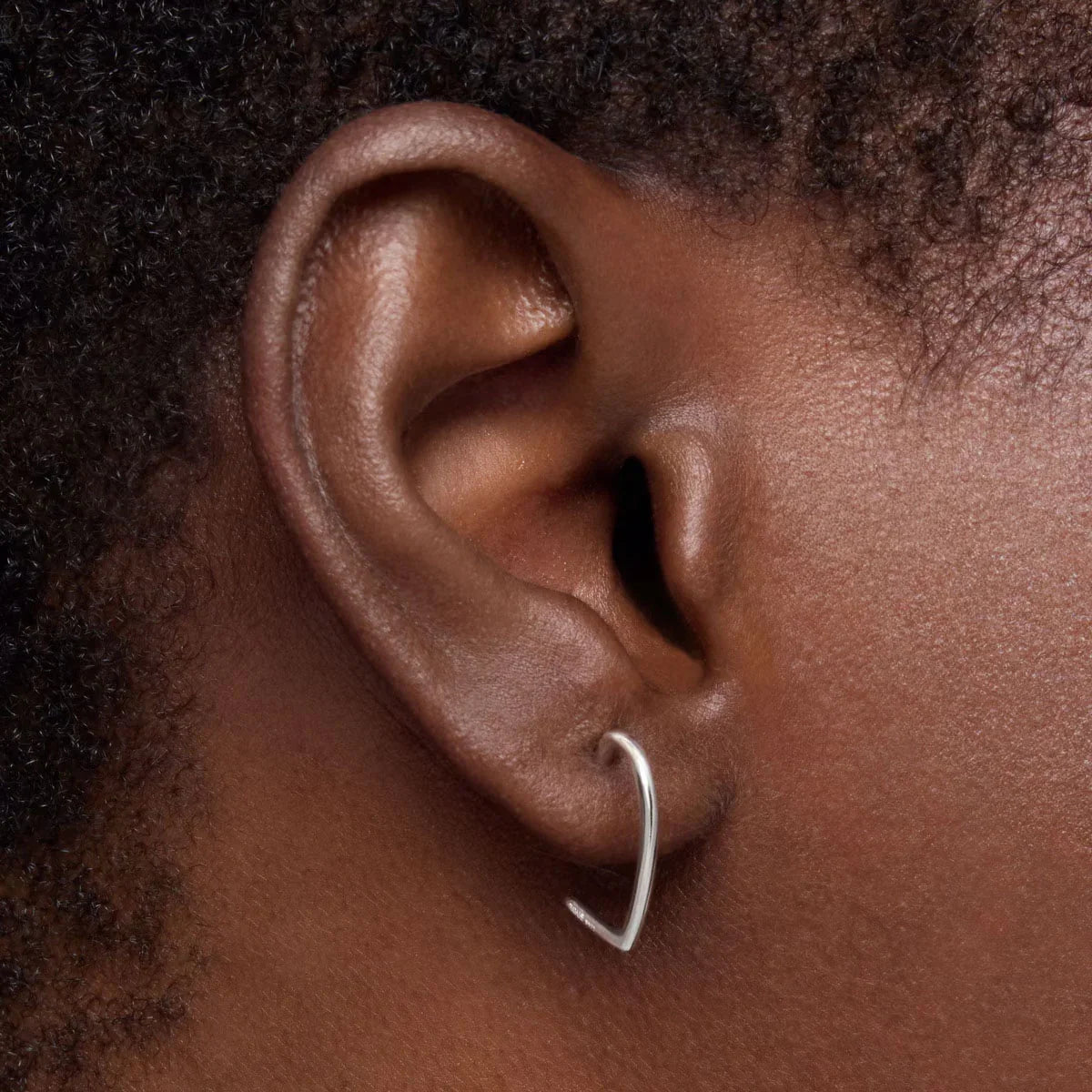 עגיל כסף מינימליסטי על אוזן, תכשיטים CHOZEN, מבית קבוצת אלפא