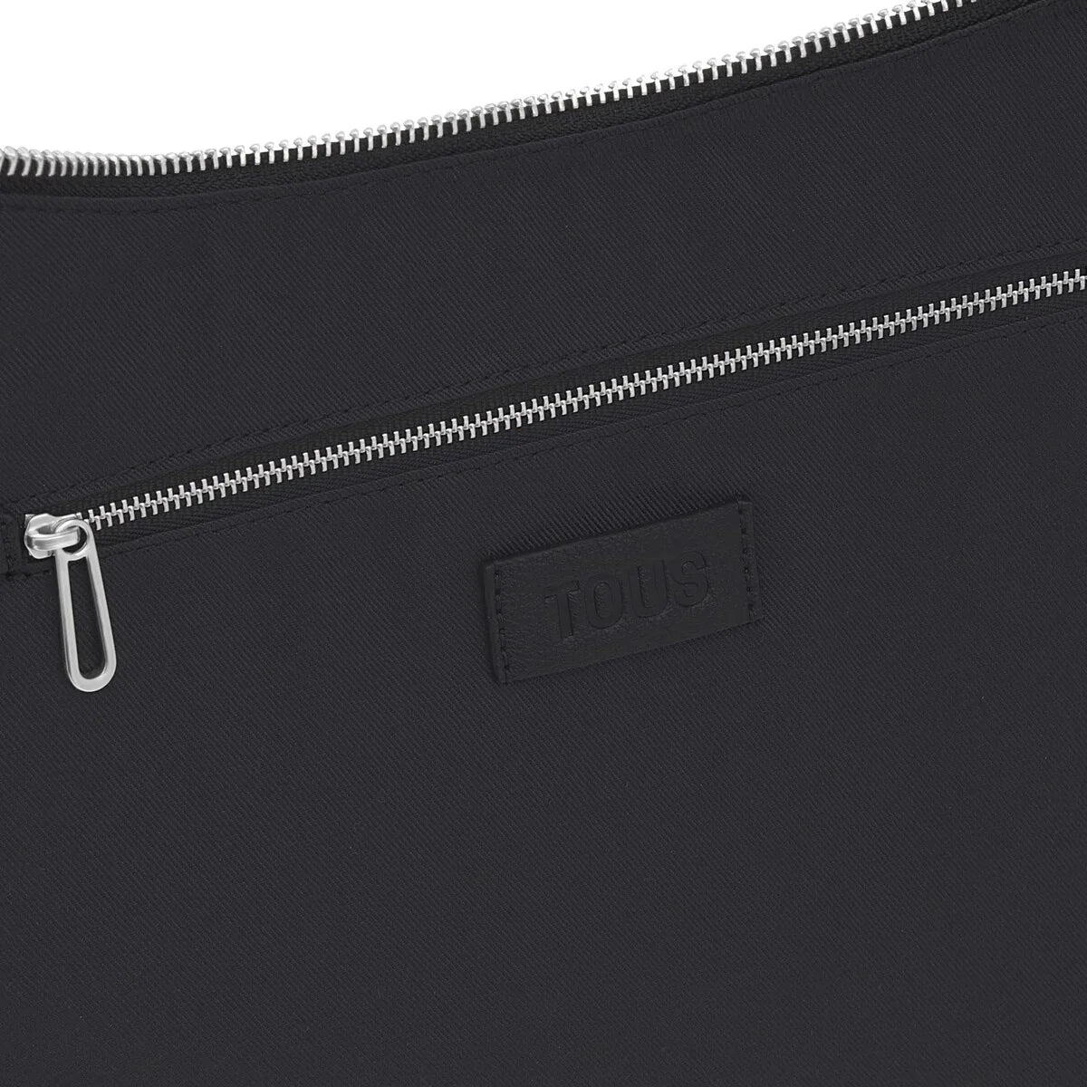 תיק שחור עם רוכסן ותווית TOUS, מותג מוביל ב-CHOZEN מבית קבוצת אלפא