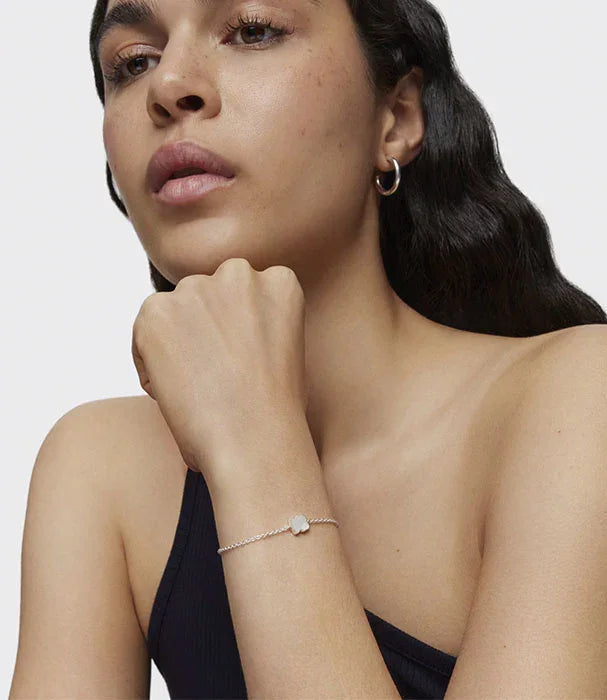 דוגמנית עונדת צמיד כסף עדין, תכשיטים לנשים מבית CHOZEN