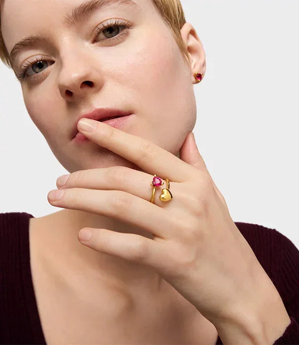 אישה עונדת טבעת זהב עם לב אדום ותליון לב, תכשיטי אופנה CHOZEN