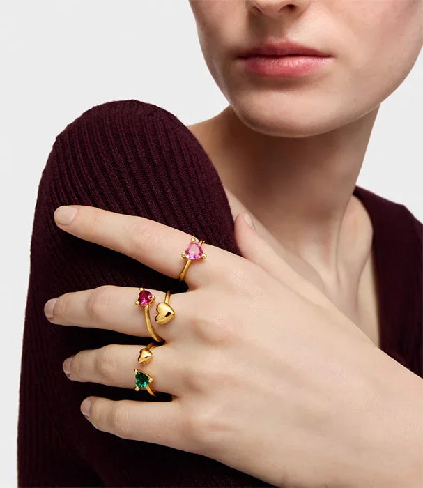 אישה עונדת טבעות זהב משובצות אבני חן צבעוניות, תכשיטי אופנה יוקרתיים CHOZEN
