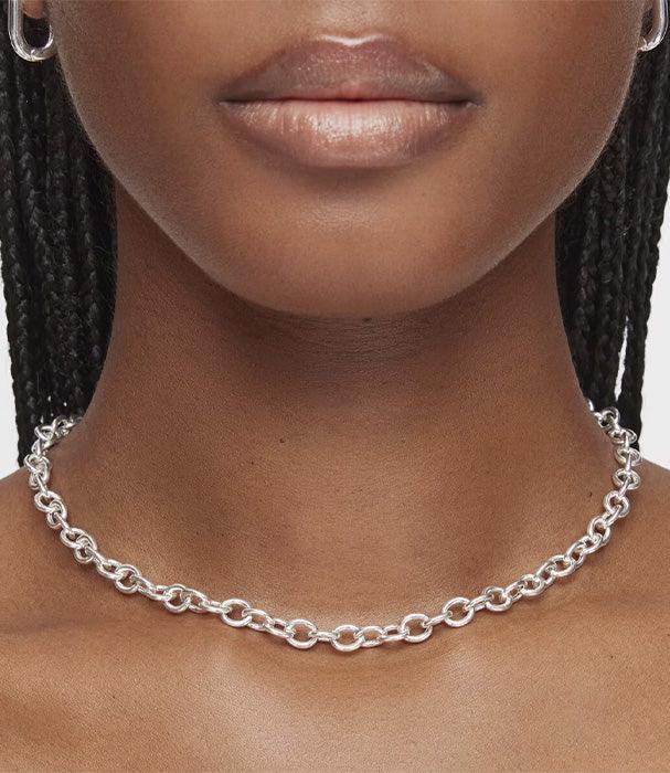 שרשרת כסף מעוצבת בסגנון חוליות על צוואר של אישה, תכשיטי CHOZEN קבוצה אלפא