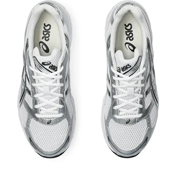 נעלי ריצה אסיקס לבנות עם פסי כסף, צילום מלמעלה ל-CHOZEN מותגים מובילים