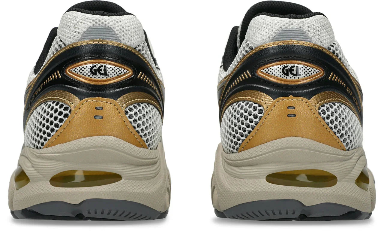 נעלי ספורט ASICS GEL בצבע לבן, שחור וזהב, מבט מאחור, מבית CHOZEN