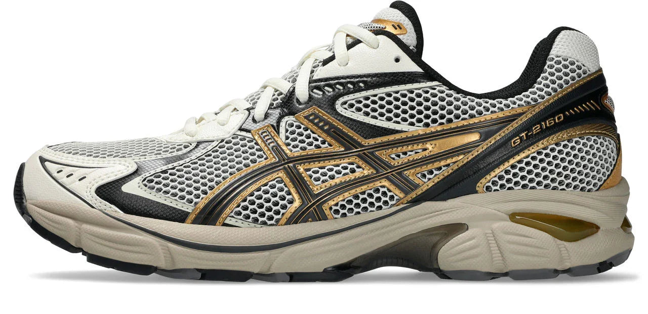 נעל ספורט אסיקס GT-2160 בצבעים לבן, שחור וזהב, בולטים בחנות CHOZEN