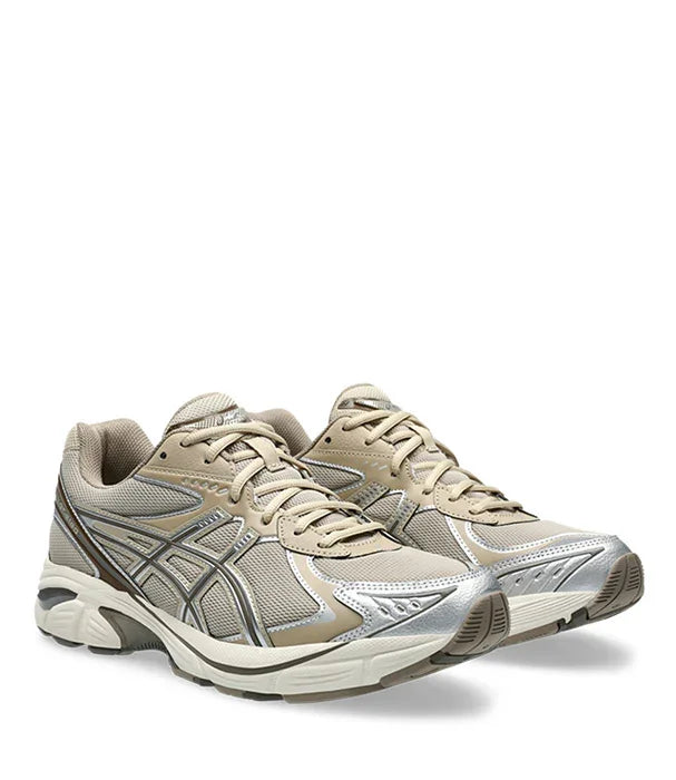 נעלי סניקרס אסיקס בצבע בז׳ וכסף, נמכרות באתר CHOZEN, יבואן רשמי מותגים מובילים