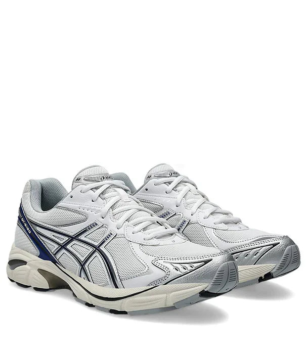 נעלי ספורט Asics לבנות עם פרטים בכחול וכסף, קולקציה חדשה בחנות CHOZEN