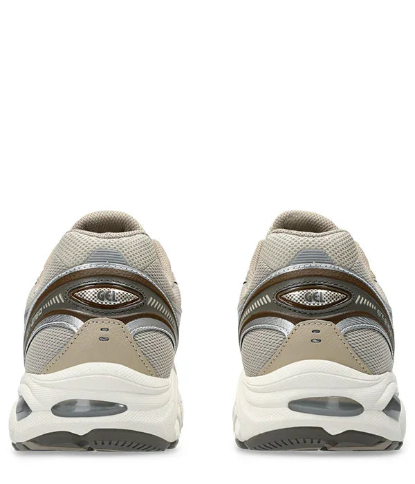 נעלי ספורט אפורות עם סוליה עבה, מבט מאחור, מוצג בחנות CHOZEN