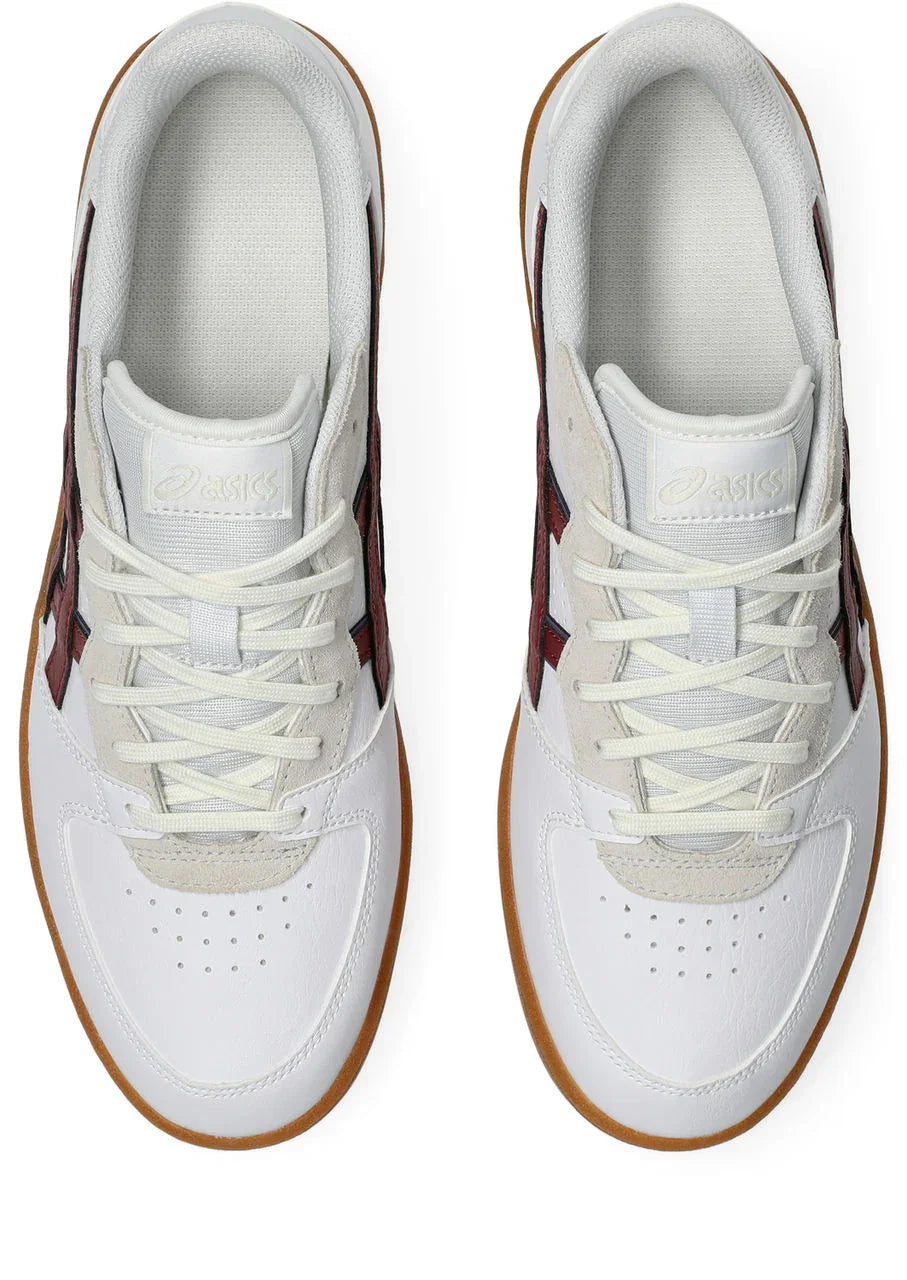 נעלי סניקרס לבנות של Asics עם סוליה חומה ולוגו אדום, מוצגות מהחנות CHOZEN