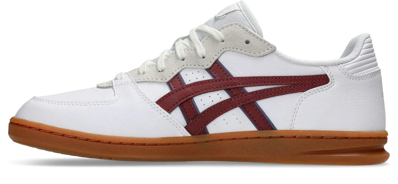 נעל ספורט אופנתית לבנה עם פסי עור אדומים וסוליית גומי, מותגים מובילים ב-CHOZEN