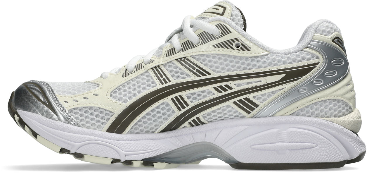 נעל ריצה לגברים בצבע לבן עם רשת מאווררת ופרטים כסופים ושחורים, דגם ספורט אופנתי