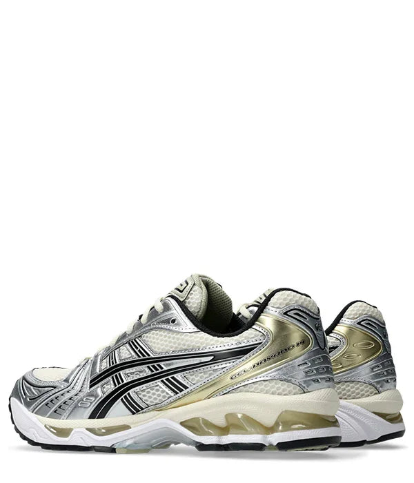 נעלי סניקרס אסיקס ג'ל-Kayano 14 כסוף לבן עם פרטי זהב, מאת CHOZEN, בולטות בעיצוב מודרני