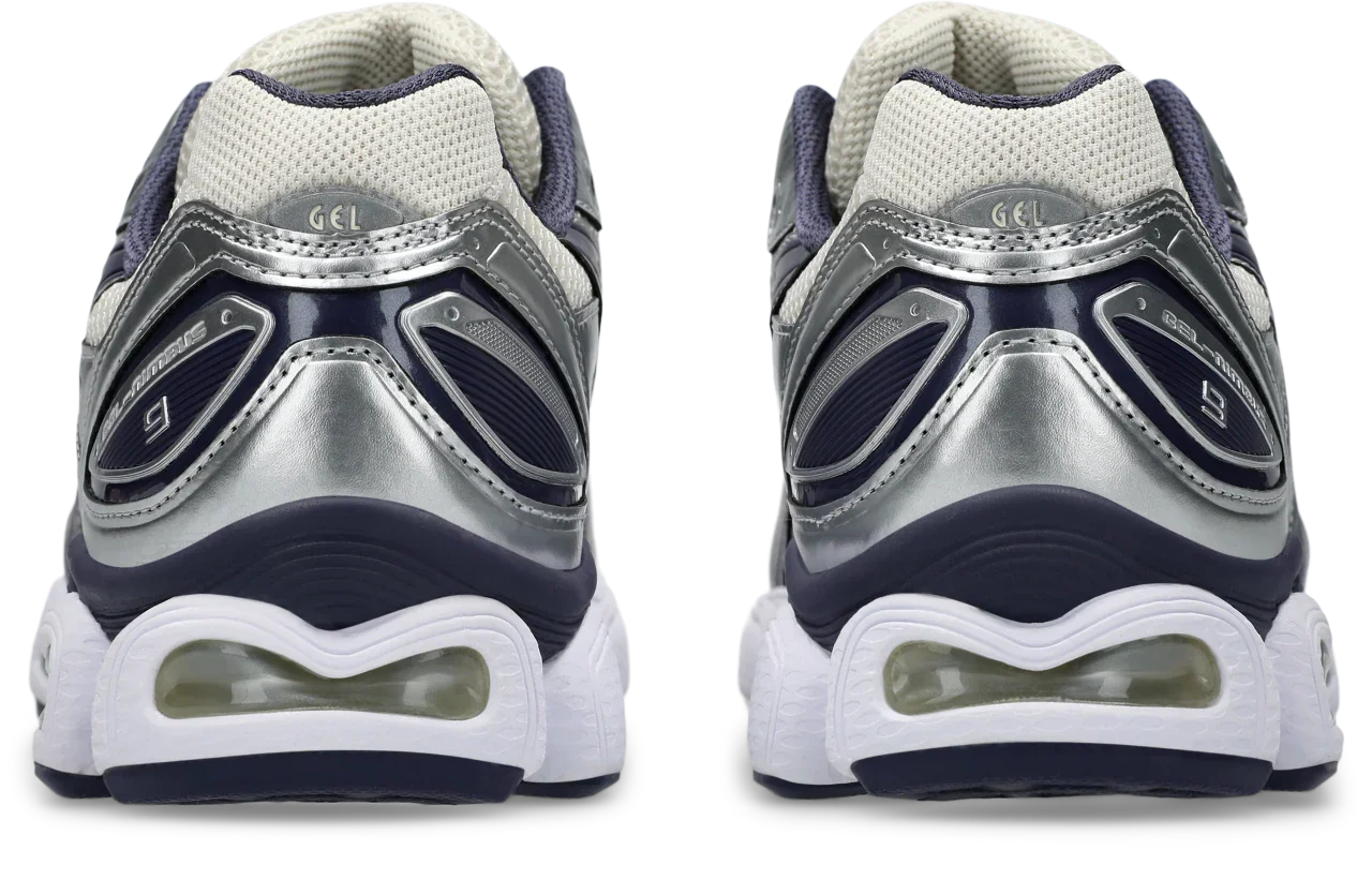 נעלי ספורט GEl בצבע כסף וכחול, מבט מאחור, מותג מבית קבוצת אלפא CHOZEN