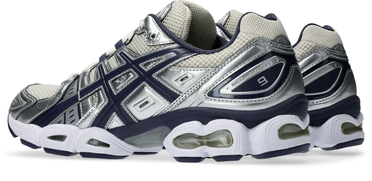 נעלי ספורט כסופות וכחולות דגם GEL-NIMBUS 9 על רקע לבן, מבית CHOZEN