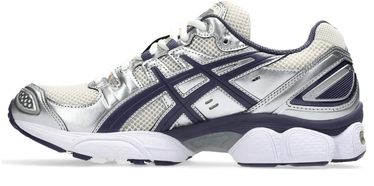 נעל ספורט אופנתית מבית ASICS בגווני כסף ולבן מחנות המותגים CHOZEN