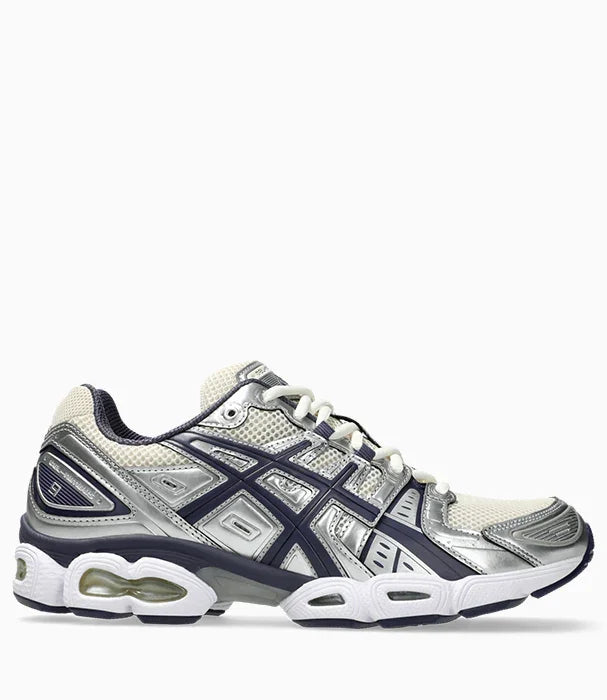 נעל ספורט אסיקס גברית בצבע כסף ולבן, דגם חדש באתר CHOZEN, מיתוג קבוצת אלפא