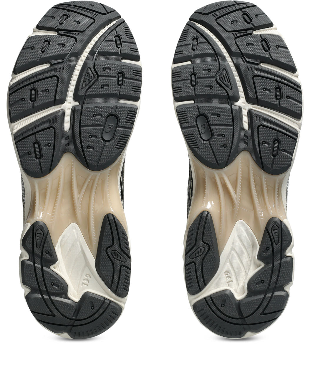 סוליה של זוג נעלי ריצה עם דגם גומי שחור ותכנון לאחיזה מקסימלית