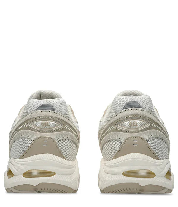 זוג נעלי סניקרס CHOZEN בצבע לבן ואפור, תצוגת גב, מבית קבוצת אלפא