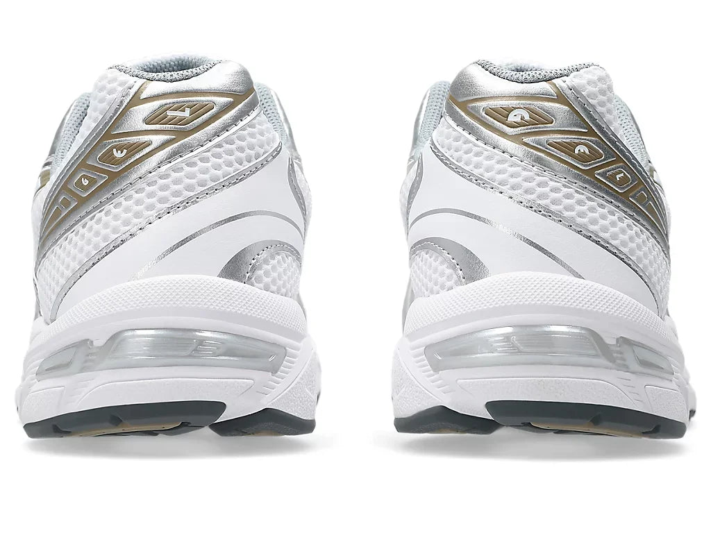 נעלי ספורט לבנות עם עיצוב כסף וזהב, צילום גב למותגי על ב-CHOZEN