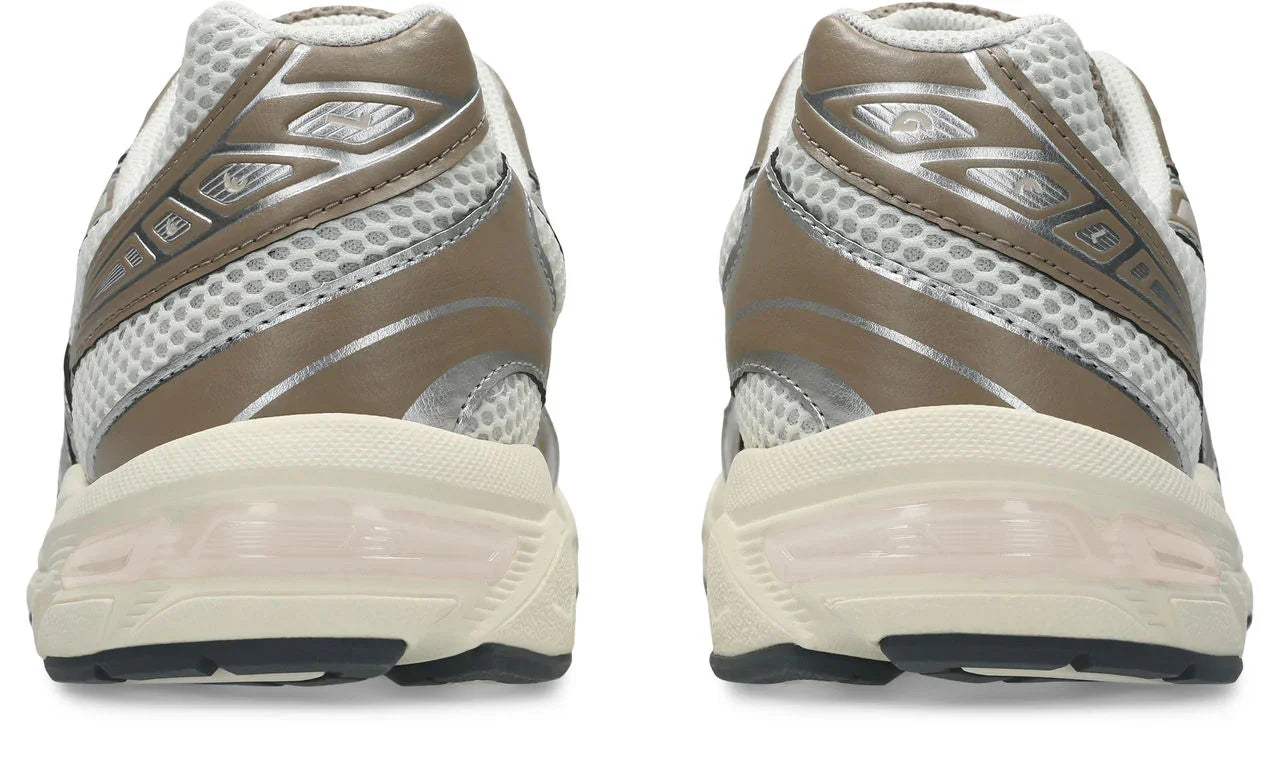 נעלי ספורט אופנתיות בצבע בז׳ לבן עם רשת ופרטים מטאליים, צילום מאחור