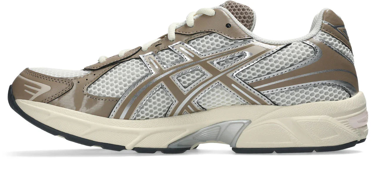 נעל ספורט אופנתית בצבע בז׳ ולבן עם רשת נושמת וסוליה עבה לנוחות