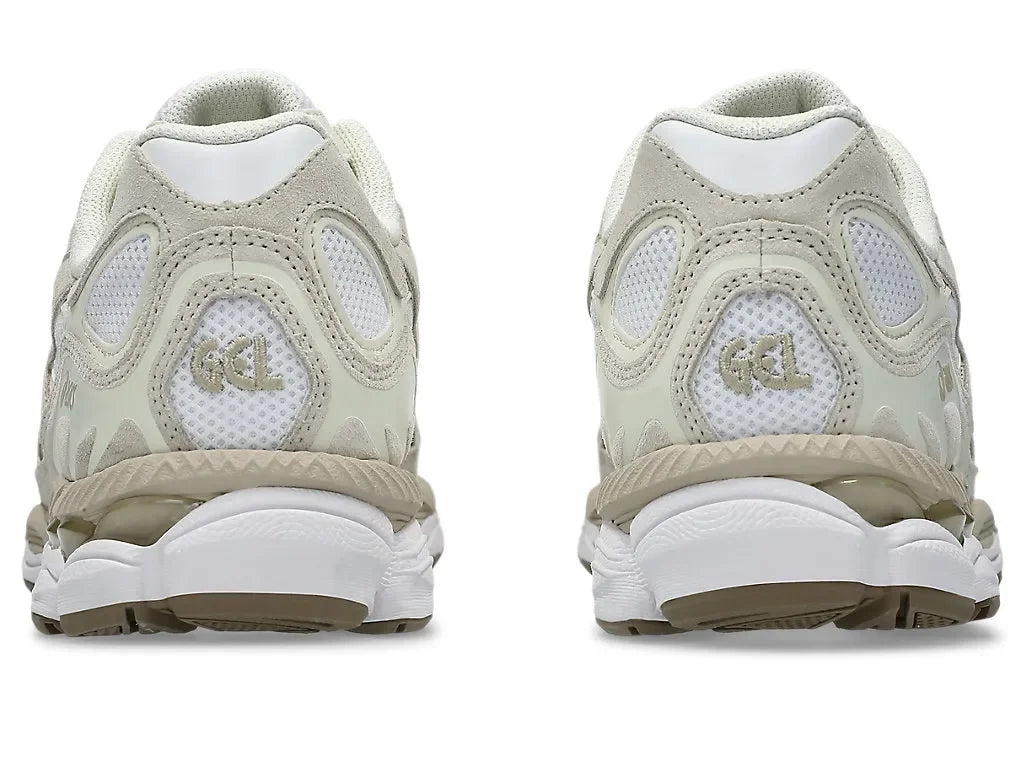 נעלי סניקרס ג'ל לבנות עם פרטים בז' ואפור, תצוגה אחורית, CHOZEN מותג מוביל