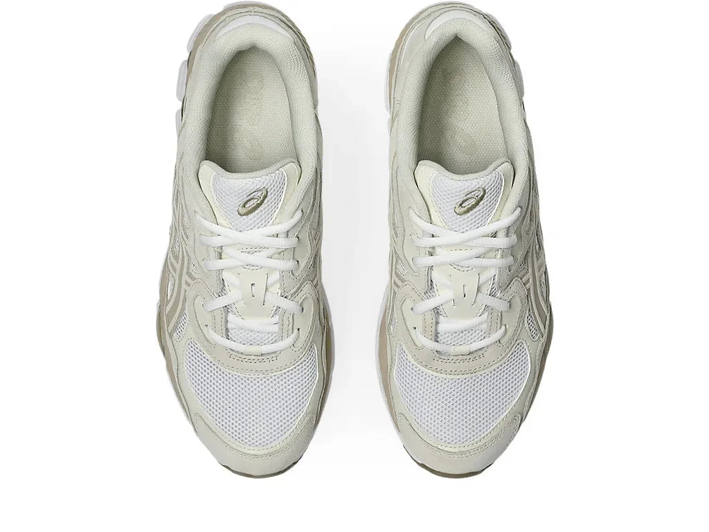 נעלי ספורט לבנות דגם Asics על רקע לבן, CHOZEN מותגים מובילים