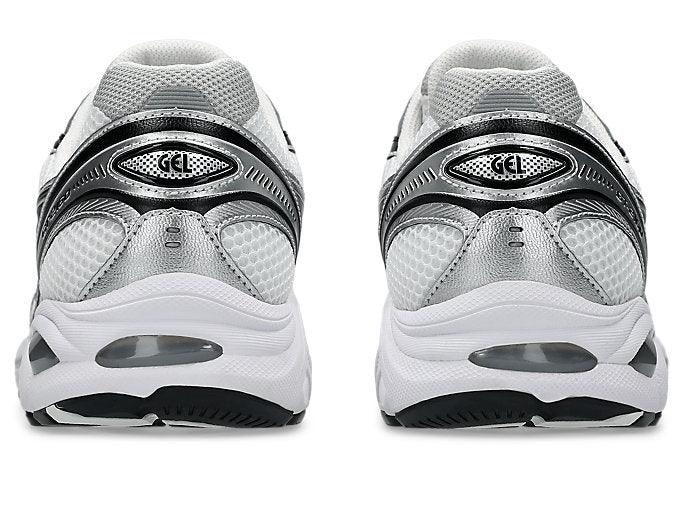 נעלי ספורט לבנות וכסופות מבית ASICS דגם GEL, צילום מאחור, מבית CHOZEN