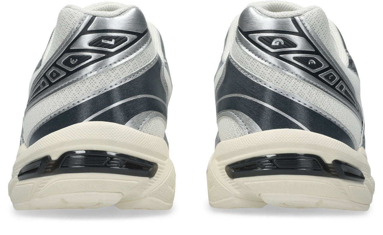 זוג נעלי ספורט בצבע לבן וכסף, מבט מהעקב, דגם עם עיצוב מודרני וסוליה עבה