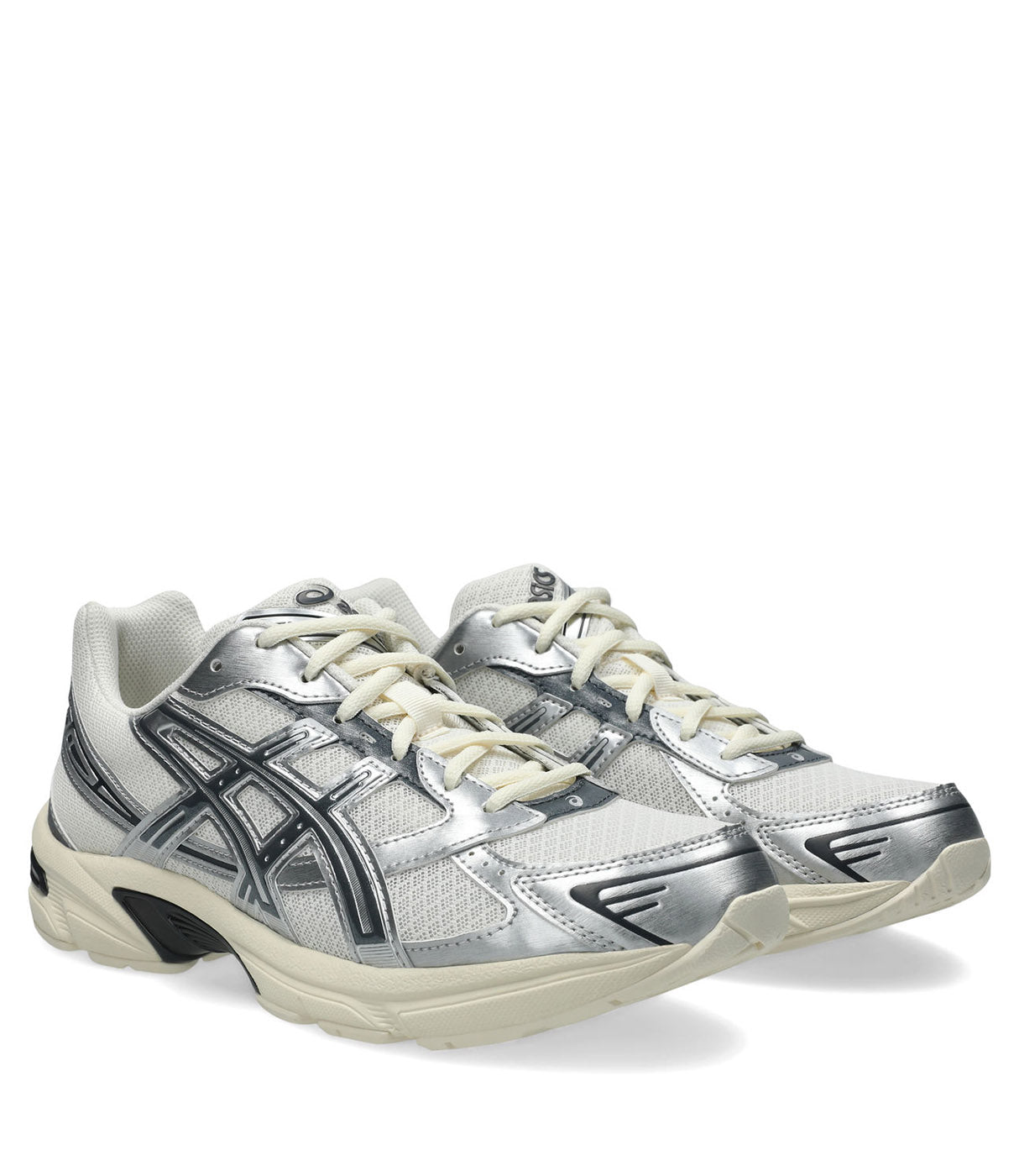 נעלי סניקרס לגברים בצבע כסף ולבן, עיצוב ספורטיבי מודרני, סוליה בהירה ושרוכים בהירים