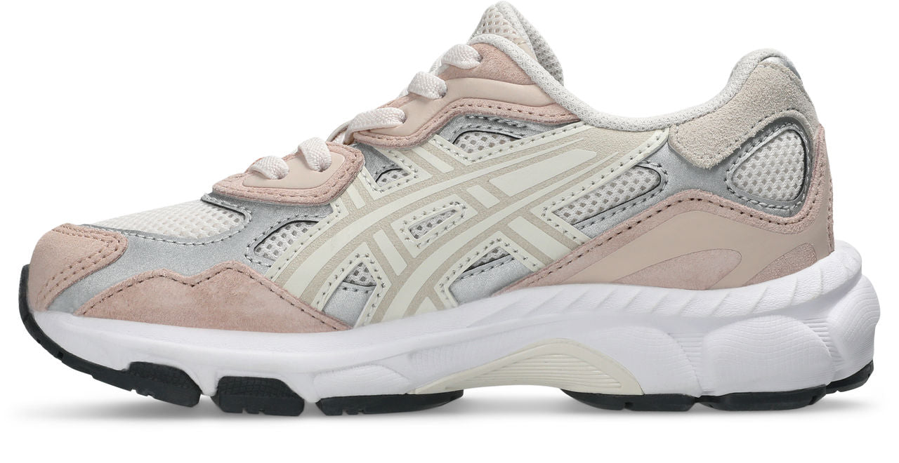 נעל ספורט אופנתית בצבעי שמנת, ורוד ואפור עם רשת ולוגו צדדי מובלט, סוליה עבה לבנה