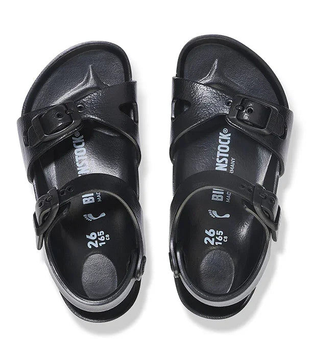 סנדלי בירקנשטוק שחורים עם שתי רצועות אבזם, מותג נעליים ב-CHOZEN
