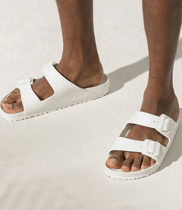 כפכפי אצבע לגבר בצבע לבן עם רצועות אבזם, אופנה קיץ לגברים