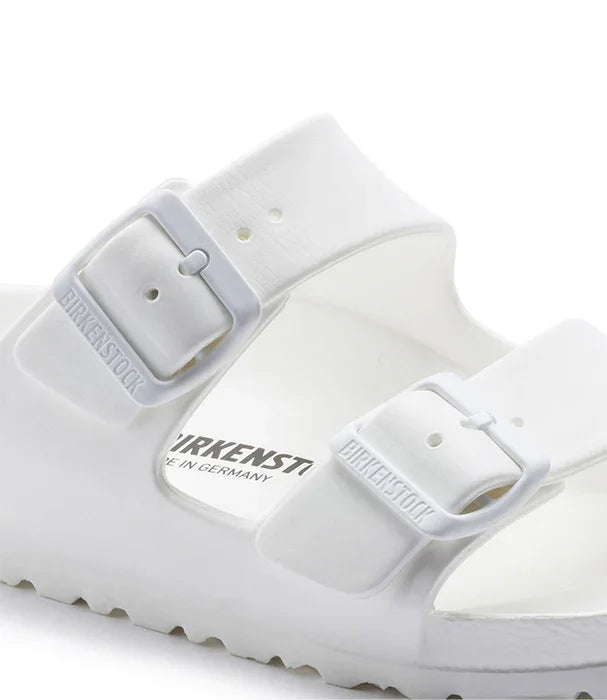 סנדל בירקנשטוק לבן עם אבזמים, מותג מוביל באתר CHOZEN, מבית קבוצת אלפא