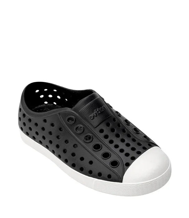 נעל גומי שחורה עם חורים ועקב לבן, עיצוב מודרני מבית CHOZEN, המותגים המובילים בישראל