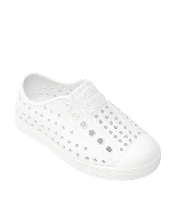 נעל ספורט לבנה מחוררת, דגם אופנתי מחנות CHOZEN, יבואן קבוצת אלפא