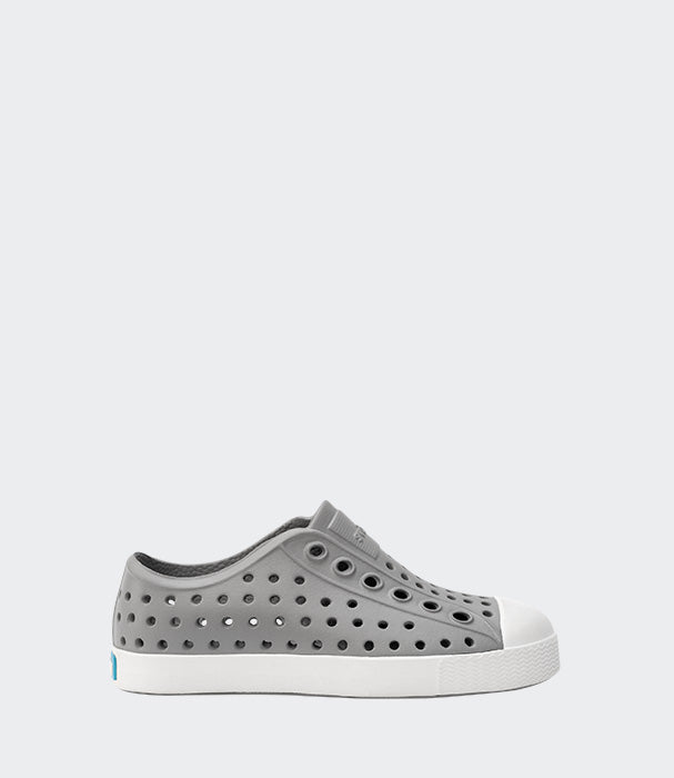 נעל אפורה מחוררת מבית CHOZEN, עם חרטום לבן, ברקע לבן