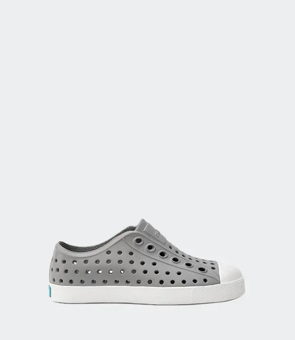 נעל אופנתית בצבע אפור עם חורים, עיצוב ייחודי, מותג CHOZEN, נמכרת בקבוצת אלפא