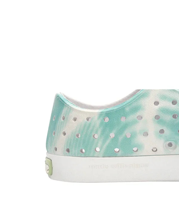 נעל יוניסקס ירוקה ולבנה עם חורים, עיצוב טרנדי המוצע ב-CHOZEN