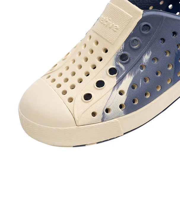 נעל קז'ואל אופנתית חצי משקפת בצבע בז' וכחול עם חורים, דגם מבית CHOZEN