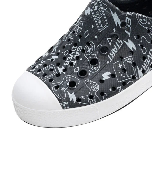 נעל CHOZEN לילדים עם עיצוב קונסולות משחק, שחורה, חוררת ואף לבן