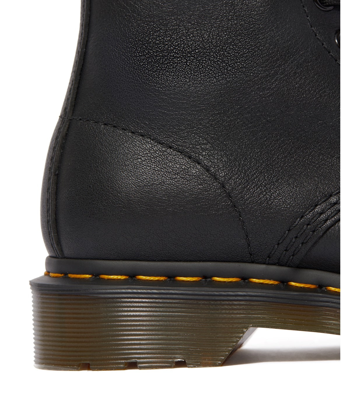 תקריב על עקב מגף DR. MARTENS PASCAL שחור עם מרקם עור וסוליה צהובה, מבית CHOZEN