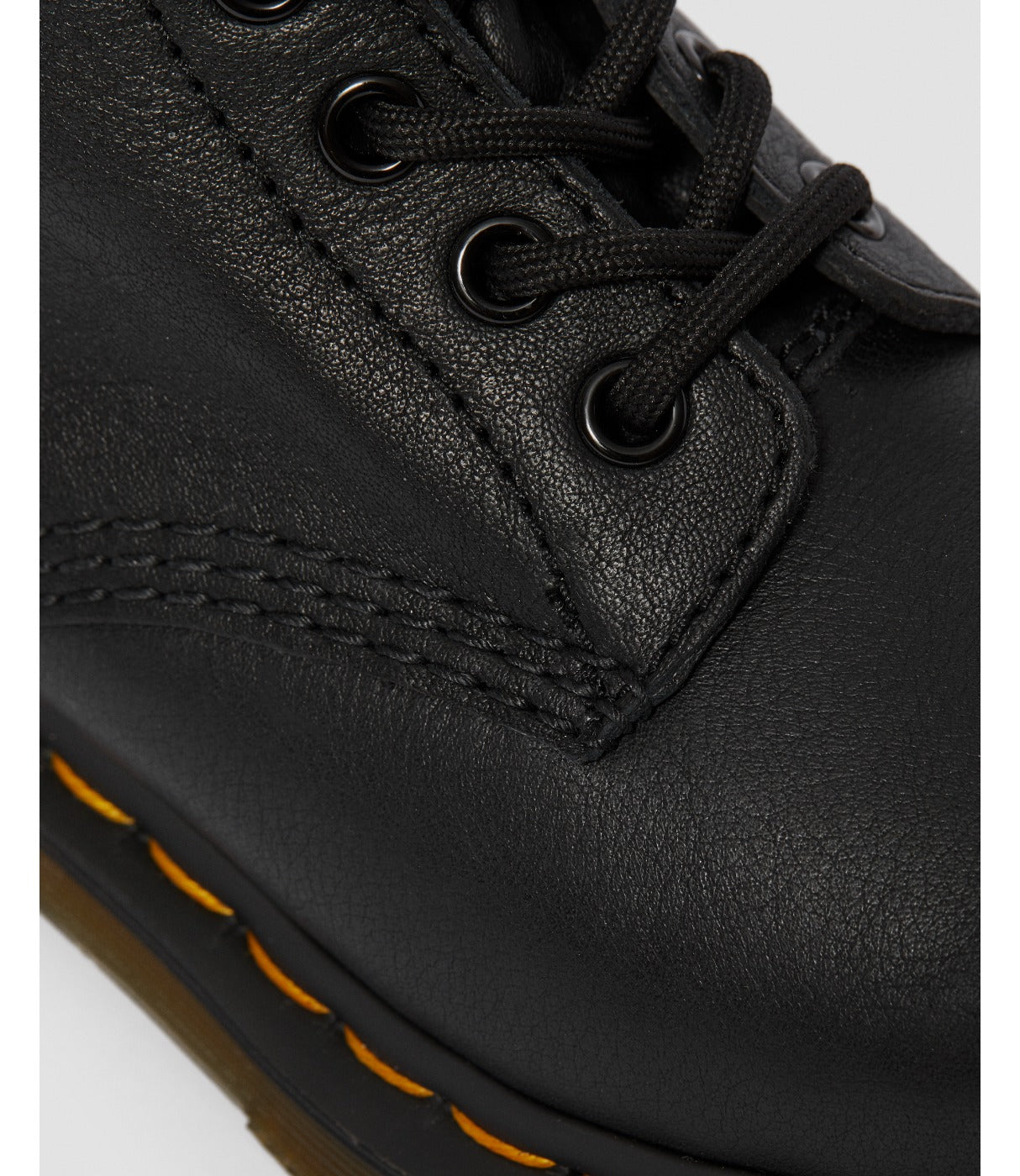 תקריב על חרציות ושרוכים של מגף DR. MARTENS PASCAL שחור עם תפרים צהובים, מבית CHOZEN