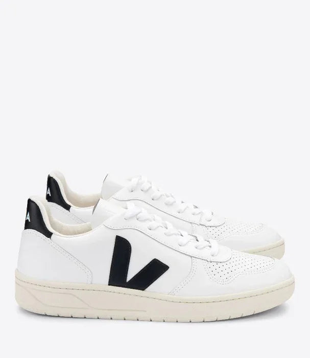 נעלי סניקרס לבנות עם סולייה בהירה ולוגו שחור, מותגי אופנה CHOZEN