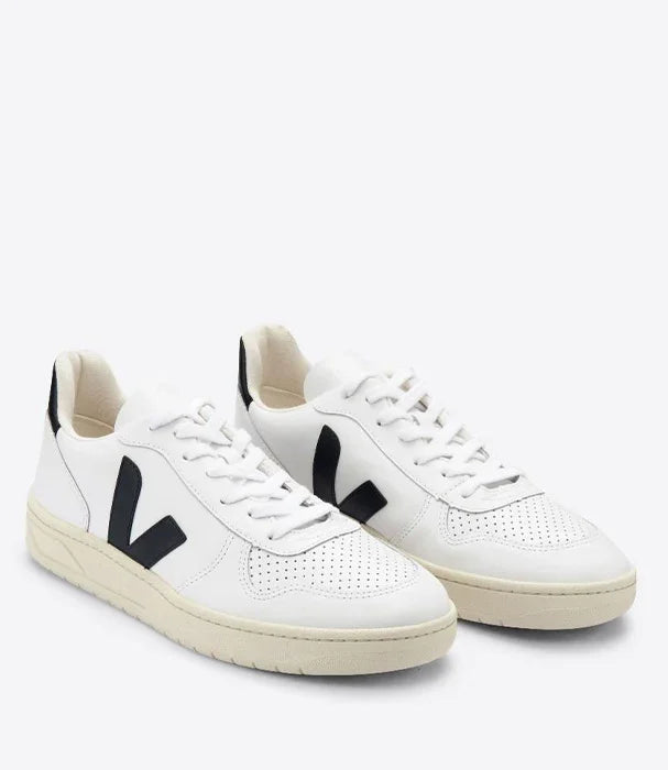 סניקרס עור לבן עם סמל V שחור, נעלי מותג אופנה עכשווי, CHOZEN
