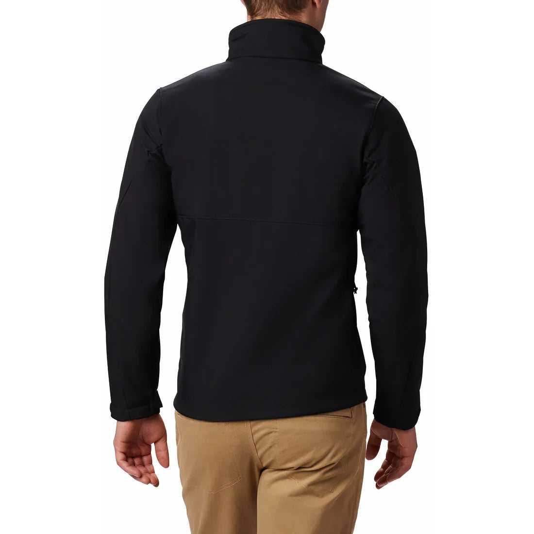 גבר לובש מעיל שחור ומכנסיים בז', צילום גב, אופנת גברים CHOZEN מותגים מובילים