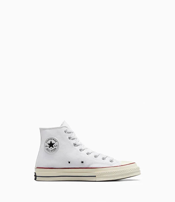 נעל סניקרס קלאסית גבוהה בצבע לבן של Converse All Star, צולם על רקע לבן, מותג CHOZEN