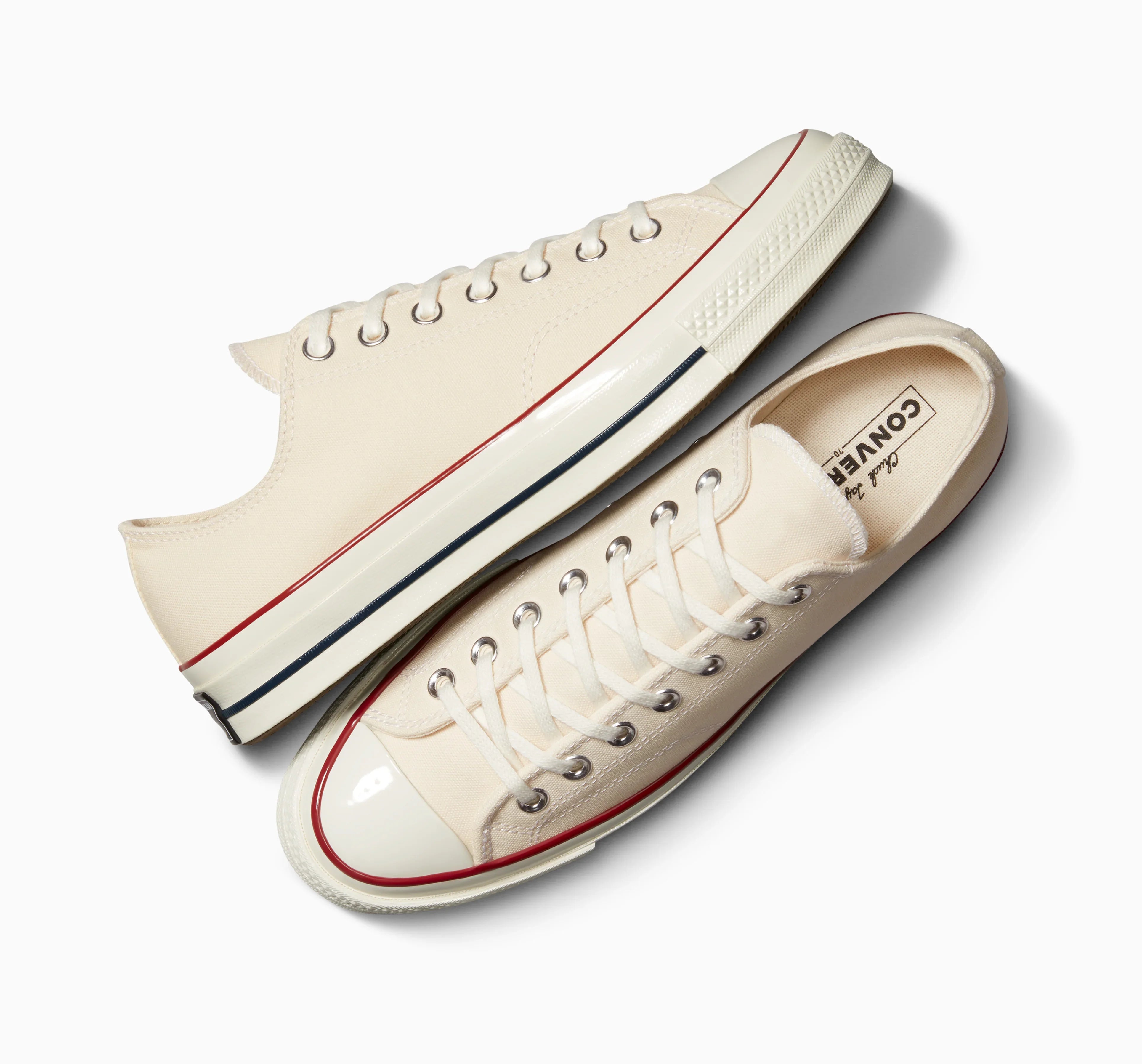 נעלי סניקרס קנבס קלאסיות נמוכות בצבע בז' של Converse, CHOZEN, צילום על רקע לבן