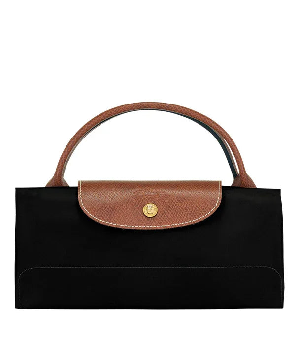 תיק יד מעוצב בצבע שחור עם ידית וסגירה מעור חום, מוצר אופנה יוקרתי ב-CHOZEN